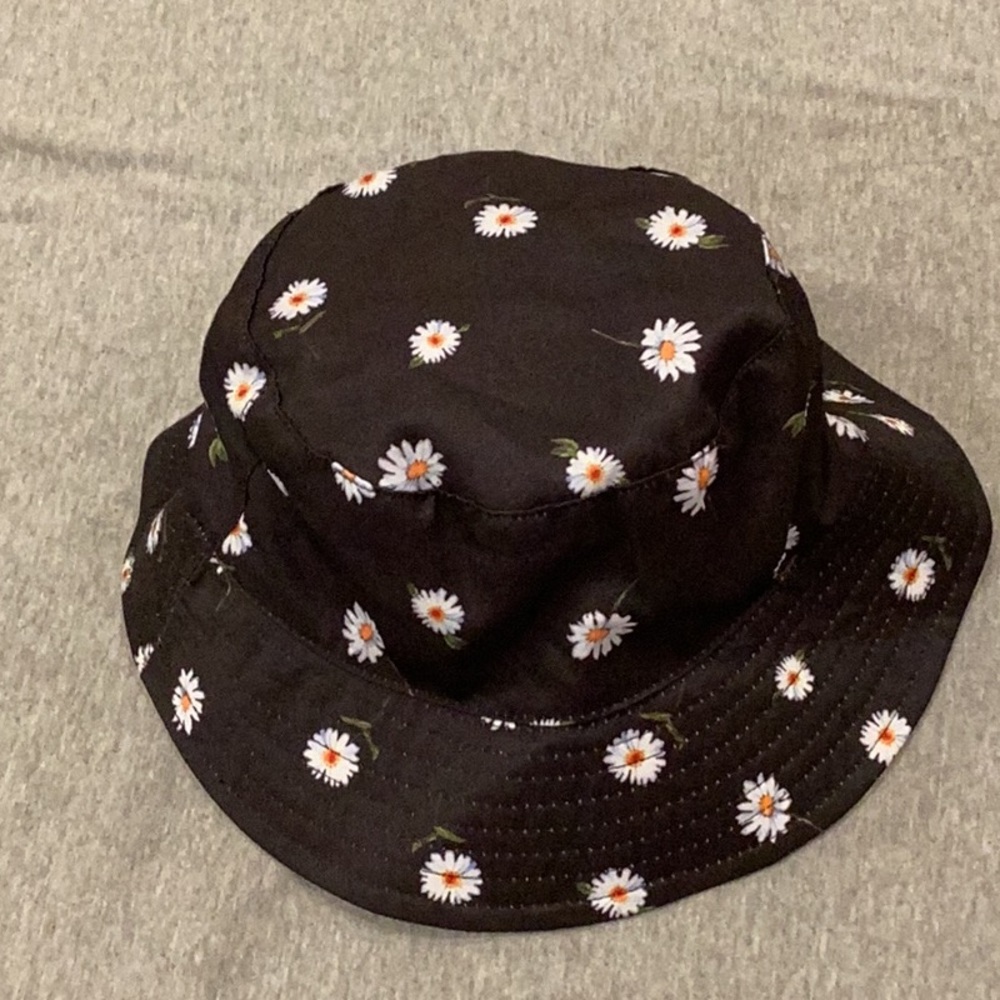 🎉HP🎉Reversible Alice and Olivia bucket hat